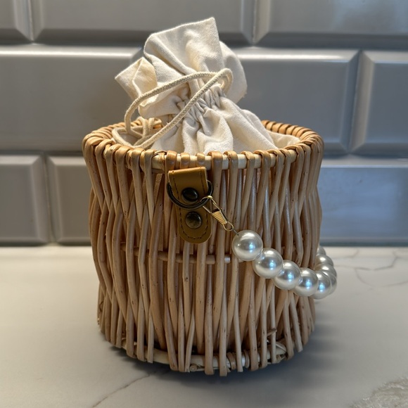 Basket Purse with Pearl Handle - Picture 6 of 9